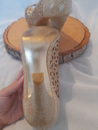 Zapatos de tacón dorados para fiesta