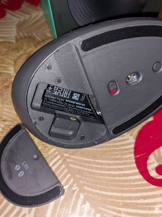 Logitech Lift Ratón Vertical Inalámbrico Gris