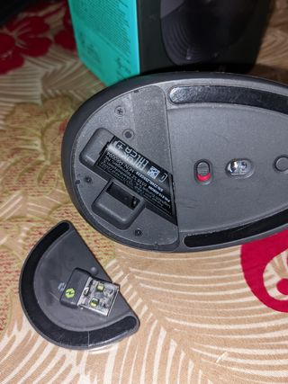 Logitech Lift Ratón Vertical Inalámbrico Gris