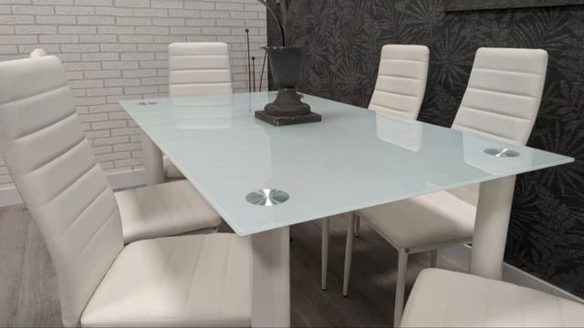 Mesa de comedor de cristal y metal
