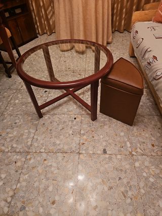 Mesa baja de cristal y madera marrón