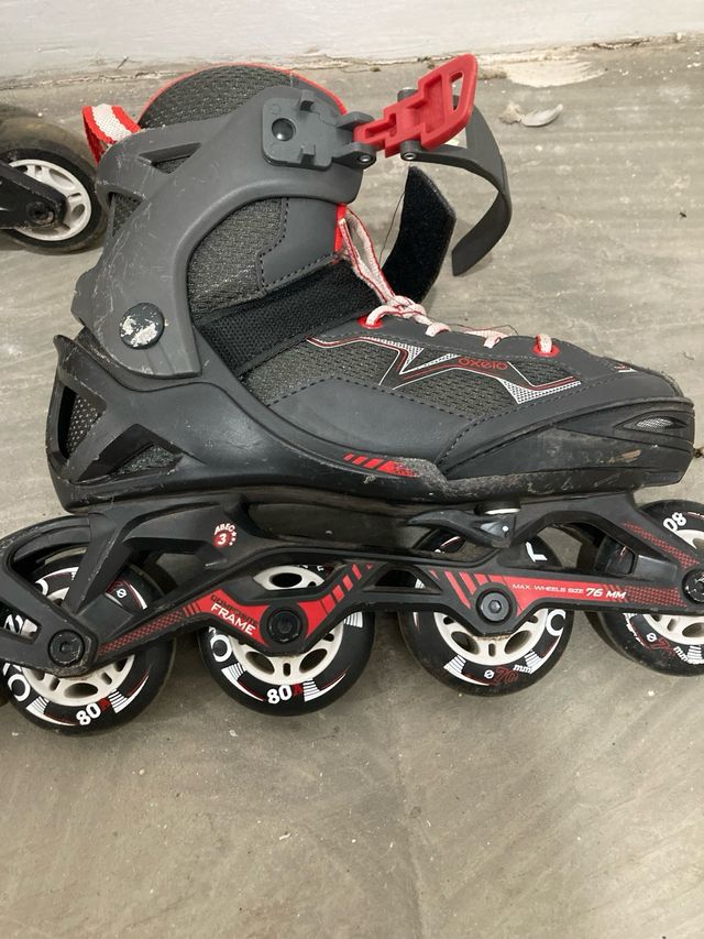 Patines en línea negros y rojos