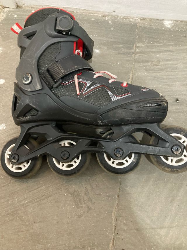 Patines en línea negros y rojos