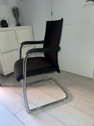 Silla de oficina ergonómica negra