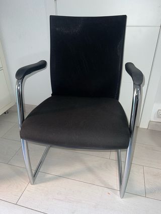 Silla de oficina ergonómica negra