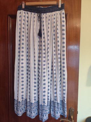 Falda larga estampada azul y blanca