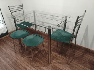 Mesa de cristal con 2 sillas y 2 taburetes