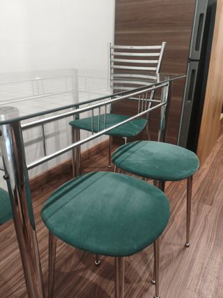Mesa de cristal con 2 sillas y 2 taburetes