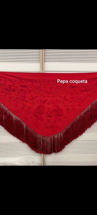 Mantoncillo rojo bordado