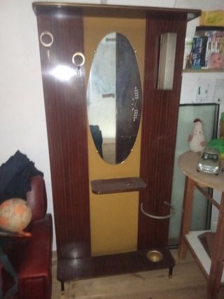 Mueble de entrada con espejo y colgadores