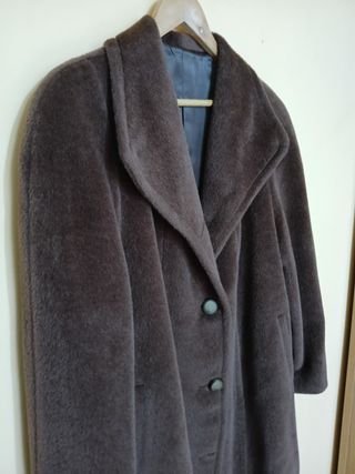 Abrigo de pelo de llama marrón