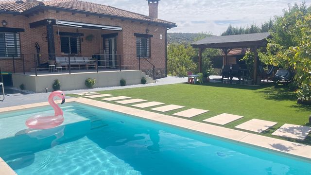 Casa en Fuentenovilla con jardín y piscina