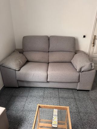 Sofá gris de tela casi nuevo 