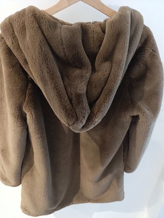 Abrigo pelo con capucha