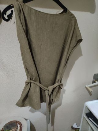 Top Zara verde oliva con cinturón