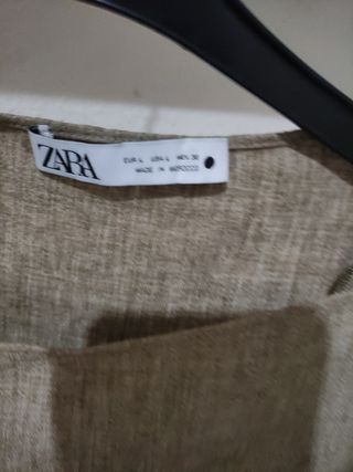 Top Zara verde oliva con cinturón