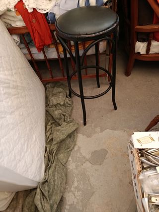 Taburete de madera y cuero