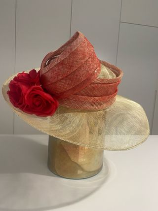 Pamela dorada y roja con flores