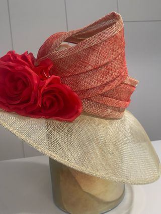 Pamela dorada y roja con flores