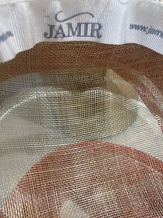 Pamela dorada y roja con flores