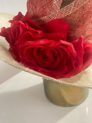 Pamela dorada y roja con flores