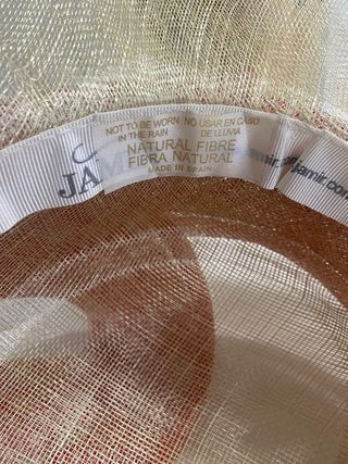 Pamela dorada y roja con flores