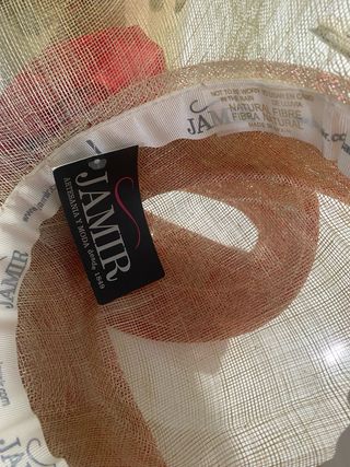 Pamela dorada y roja con flores