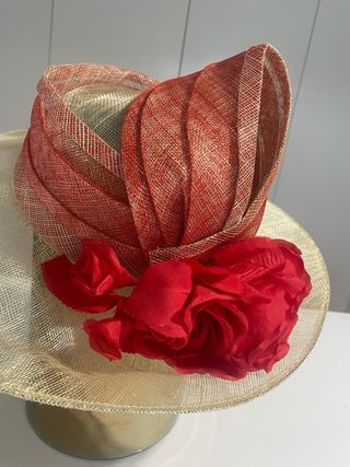 Pamela dorada y roja con flores