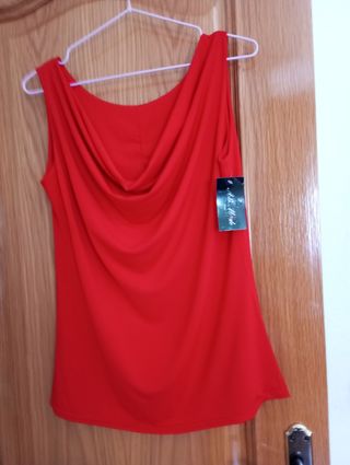 Camiseta roja sin mangas con etiqueta