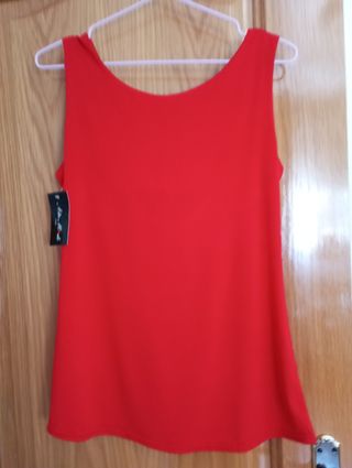 Camiseta roja sin mangas con etiqueta