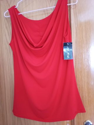 Camiseta roja sin mangas con etiqueta