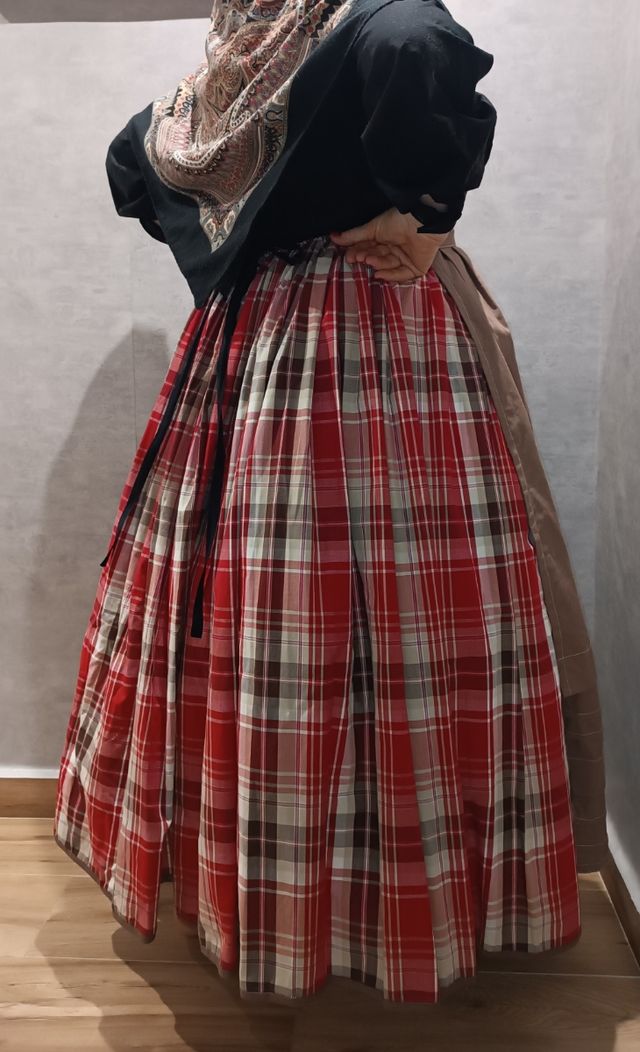 Saya y mandil baturra