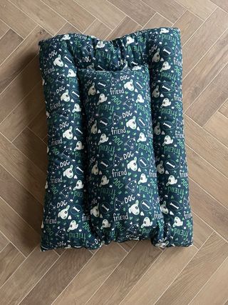 Cama para perro con estampado de perros