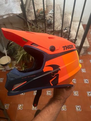 Casco de Motocross THOR.