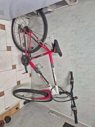 Bicicleta TOPBIKE roja y blanca con cambios