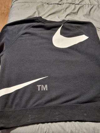 Sudadera Nike Negra con Swoosh Blanco