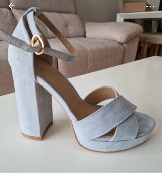 Tacones celestes About You nuevos a estrenar 