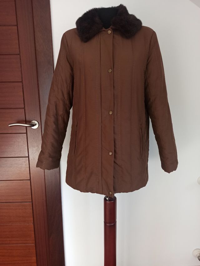 Parka marrón con cuello de pelo