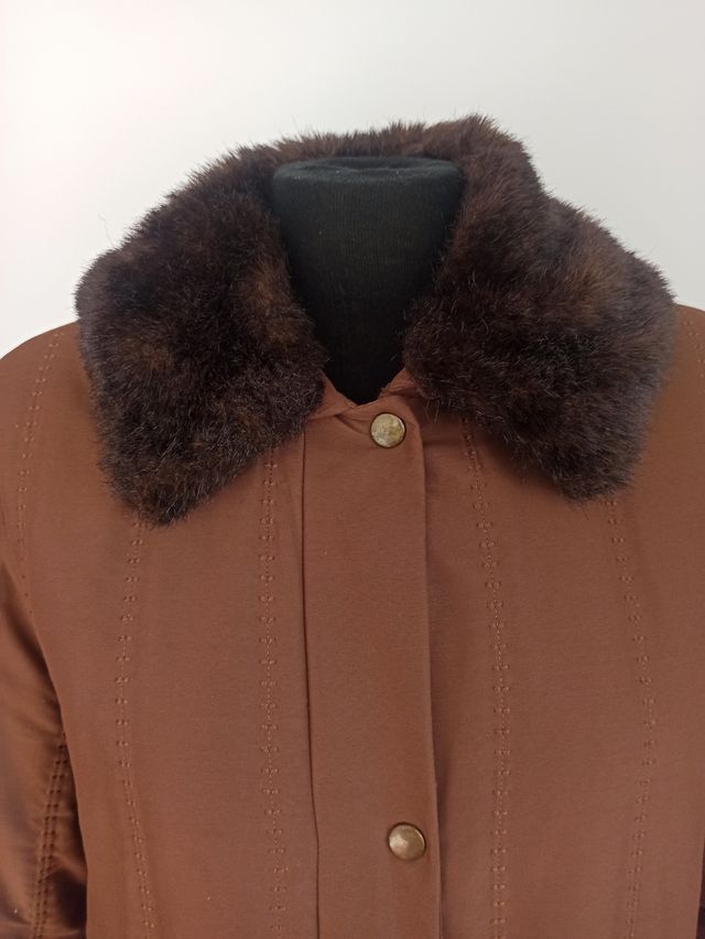 Parka marrón con cuello de pelo