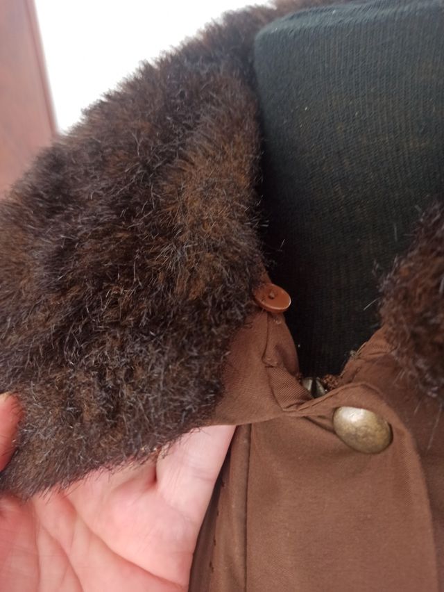Parka marrón con cuello de pelo