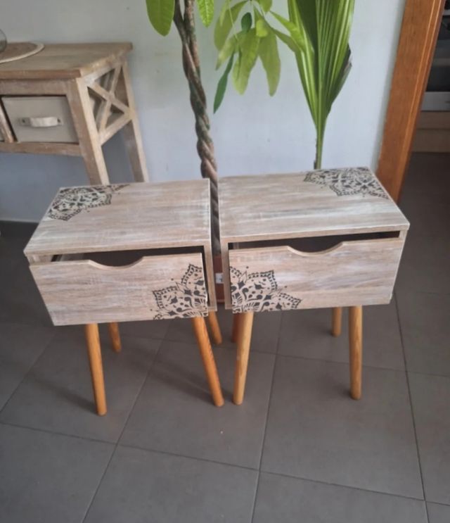 Mesitas de noche de madera con diseño