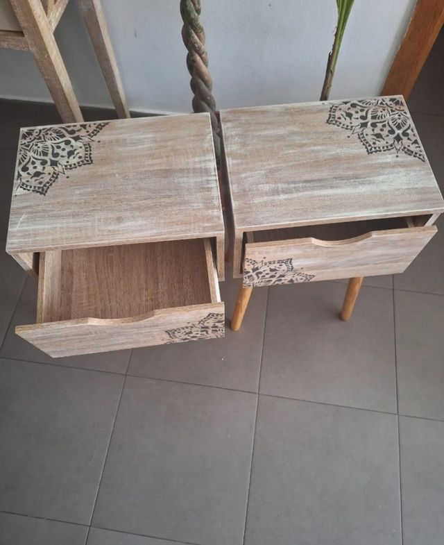 Mesitas de noche de madera con diseño