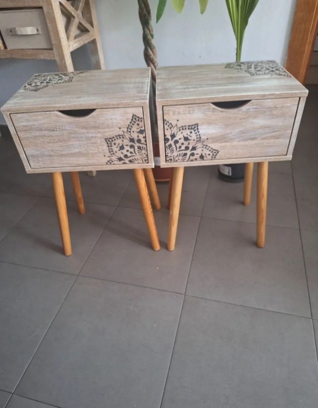 Mesitas de noche de madera con diseño