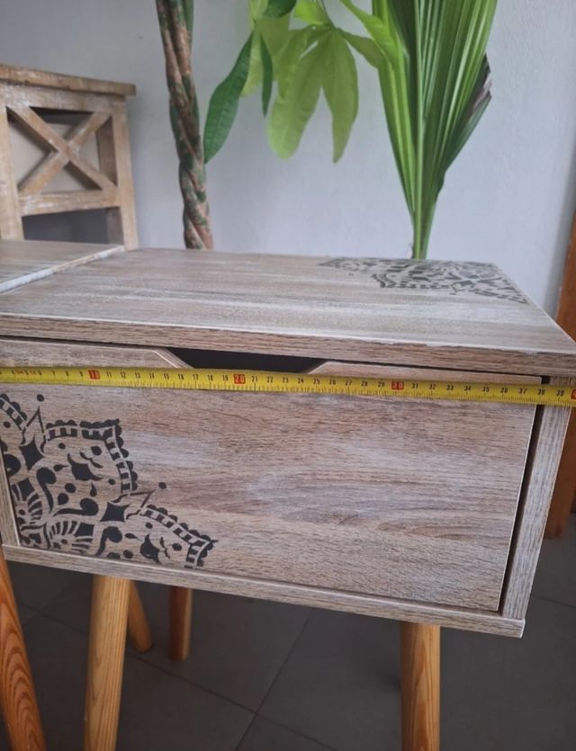 Mesitas de noche de madera con diseño