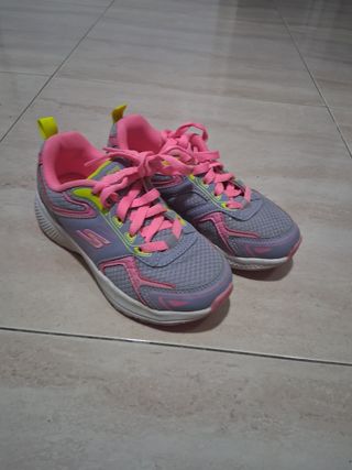 Skechers niña talla 29
Prácticamente nuevas 