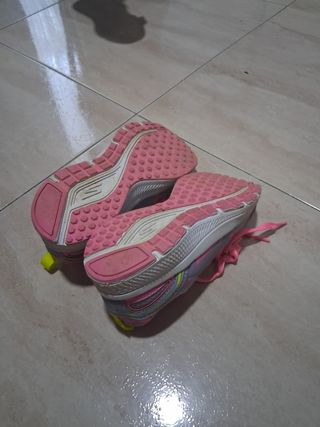 Skechers niña talla 29
Prácticamente nuevas 