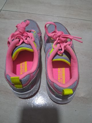 Skechers niña talla 29
Prácticamente nuevas 