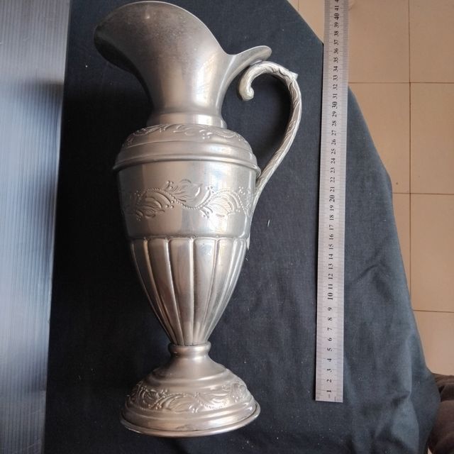 Jarra antiga prateada decorada