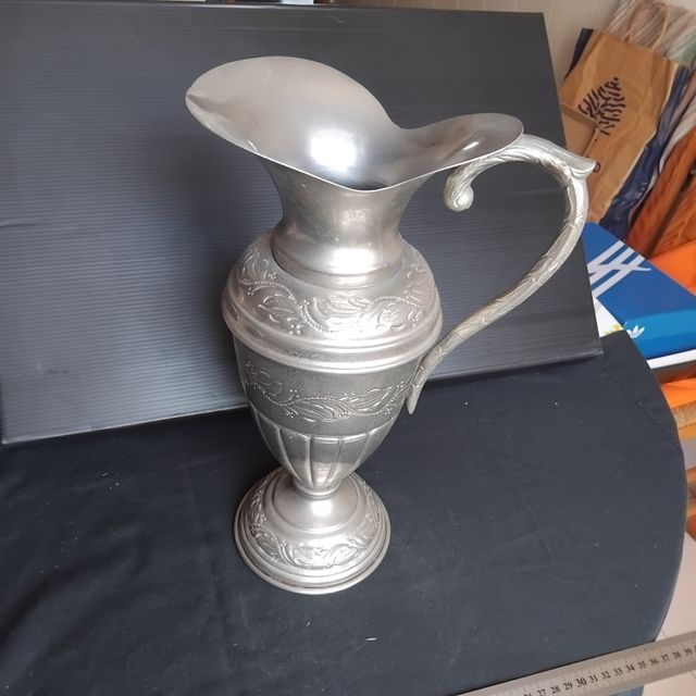 Jarra antiga prateada decorada