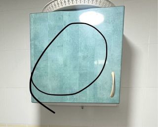 Armario pequeño azul y blanco, para pared.